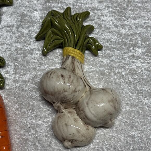 4 Vtg Hand Painted Ceramic Fruit Veggies Wall Hanging Carrots Corn Onions Tomato - Picture 3 of 14